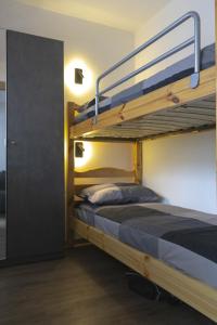 een kamer met 2 stapelbedden bij Complesso i Dadi - Condominio Cielo Alto in Breuil-Cervinia