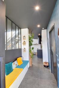 Χώρος καθιστικού στο Grande chambre climatisée - Max 2 personnes - avec sanitaire complet privatif moderne proche Zénith-Atlantis
