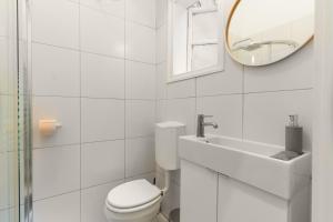 Um banheiro em Sesame light mais 17 fotos