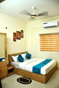 科澤科德的住宿－MARHABA PALACE，一间卧室配有一张带蓝色枕头的大床