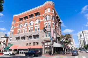 een groot bakstenen gebouw op de hoek van een straat bij Keating in San Diego