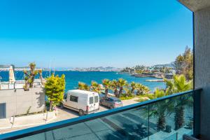 een balkon met uitzicht op een waterlichaam bij Yalikavak Sea View Residence in Bodrum City