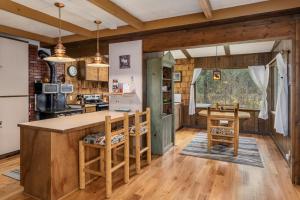 Cucina o angolo cottura di Rivers Edge by NW Comfy Cabins