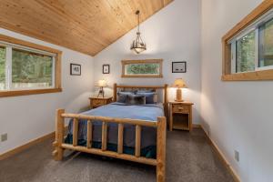 Letto o letti in una camera di Rivers Edge by NW Comfy Cabins