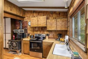 Cucina o angolo cottura di Rivers Edge by NW Comfy Cabins