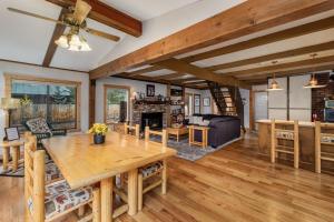 Cucina o angolo cottura di Rivers Edge by NW Comfy Cabins