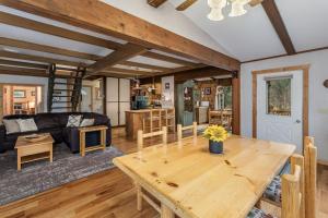 un soggiorno con un tavolo e un divano di Rivers Edge by NW Comfy Cabins a Leavenworth Altre 34 foto