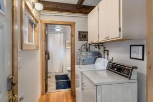 Cucina o angolo cottura di Rivers Edge by NW Comfy Cabins