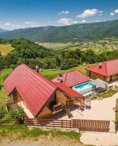 - une vue sur une maison avec un toit rouge dans l'établissement Kuća za odmor Andrea, à Bajina Bašta