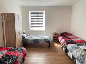 ein Schlafzimmer mit zwei Betten und einem Fenster in der Unterkunft PENZION Hamburk in Beroun