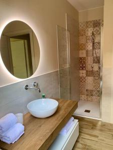 a bathroom with a sink and a shower with a mirror at Appartamento Relax nelle Vicinanze delle Terme in Monsummano +9 photos