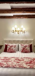 een slaapkamer met een groot bed met rode kussens bij MH2665 in Venetië