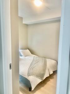 sypialnia z łóżkiem w małym pokoju w obiekcie Seventh Apartment Lillestrøm w mieście Lillestrøm