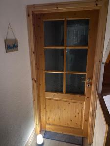 - une porte en bois dans une chambre dans l'établissement Unter dem Dach mit Parkplatz, à Brême
