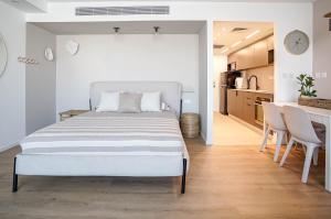 エイラットにあるSea View Suite Eilatの大きなベッドとキッチンのある寝室