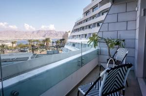 エイラットにあるSea View Suite Eilatの砂漠の景色を望むバルコニー(ベンチ付)