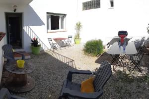 un patio avec des chaises, une table et un grill dans l'établissement L'appartement, au Pradet 18 autres photos