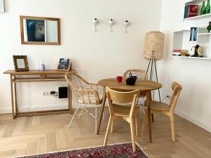 uma sala de jantar com uma mesa de madeira e cadeiras em Boutique Apartment em Viena