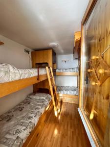 - une chambre avec 2 lits superposés et une échelle dans l'établissement Appartamento 6 posti sulle piste a Folgarida Cond. Carlo Magno, à Folgarida