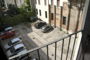 un grupo de autos estacionados en un estacionamiento en Le Dimore del Conte en Vicenza