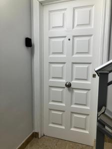 a white door with a silver door knob at Alojamientos centro in Yecla