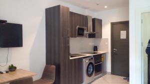 a kitchen with a washer and dryer in a room at Embassy garden by Eric in Accra