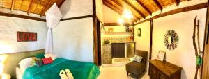 een slaapkamer met een bed in een kamer met een open haard bij Hostal Los Orishas in Ayampe