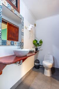 uma casa de banho com um lavatório e um WC em La Casona Eco-Lodge Tortuguero em Tortuguero