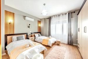 une chambre avec deux lits et une fenêtre dans l'établissement Sophie Waterfront Central, à Durrës 85 autres photos
