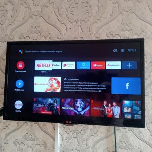 una pantalla de ordenador con un sitio web en una pared en Квартиры, en Shchūchīnsk