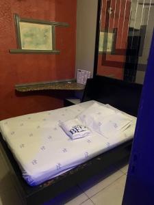 a small bed in a room with at Belo Motel in Belo Horizonte