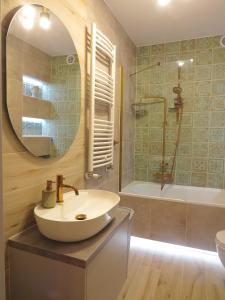 a bathroom with a sink and a mirror and a tub at Marco Polo in Jaworze