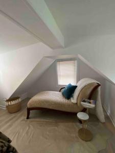 ein Schlafzimmer mit einem Bett im Dachgeschoss in der Unterkunft The Horse Lover in Saratoga Springs
