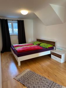 een slaapkamer met een bed, een raam en een tapijt bij Urlaub mit Hund im Salzburger Land in Wegscheid
