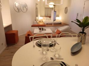 un tavolo bianco con sopra dei bicchieri di The Luxury White Suite a Charleroi