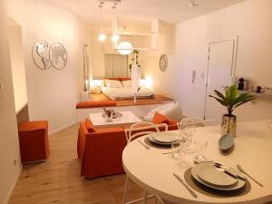 un soggiorno con tavolo da pranzo e una camera da letto di The Luxury White Suite a Charleroi