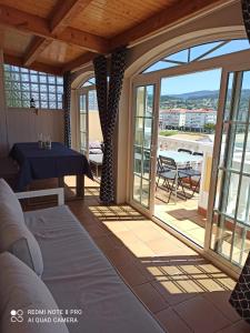 sala de estar con puertas correderas de cristal y patio en Casa da Costa - Piso con galería y terraza con vistas al mar en Cedeira