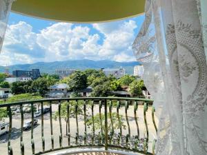 balcone con vista sulla città e sulle montagne. di 641 Mountain View near Nimman Maya big swimming pool a Chiang Mai