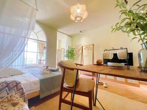 1 dormitorio con 1 cama y escritorio con TV en 641 Mountain View near Nimman Maya big swimming pool en Chiang Mai