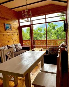 Verin Tun في ديليجان: غرفة معيشة مع طاولة وأريكة