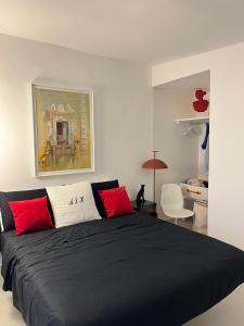 een slaapkamer met een groot zwart bed met rode kussens bij Artemide Luxury Home in Siracusa