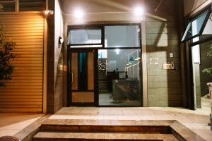einen Eingang zu einem Gebäude mit einer Glastür in der Unterkunft Aljas Luxury Apartment in Tirana