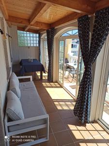 Habitación con cama y mesa en el patio en Casa da Costa - Piso con galería y terraza con vistas al mar en Cedeira