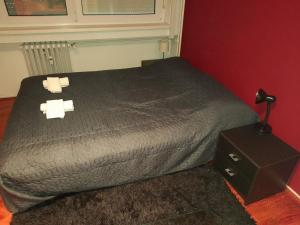 ein Schlafzimmer mit einem Bett mit zwei Papierhandtüchern darauf in der Unterkunft Koleos in Osijek