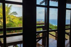 uma vista para o oceano a partir de uma janela em Pousada Vila Nakau em Fernando de Noronha