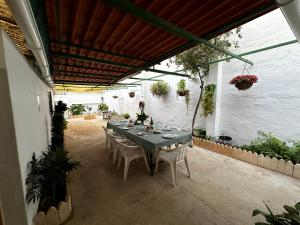 un patio con mesa y sillas en un edificio en Villa Remedios, en Torremolinos