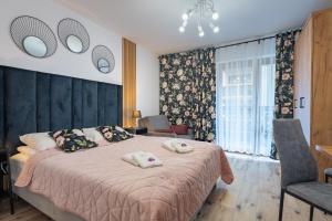 Postel nebo postele na pokoji v ubytování Apartamenty Mała Szrenica - Okrzei 1C