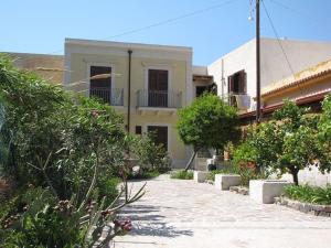una casa con una pasarela delante de un edificio en Hiera, en Acquacalda