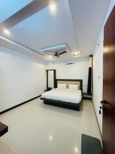 a bedroom with a bed and a ceiling at Hotel LAAKHAN BY GHUMO UDAIPUR in Udaipur