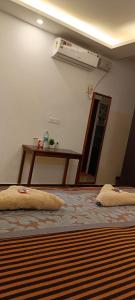 een kamer met twee kussens op een bed bij Oasis Beach Resort in Agonda